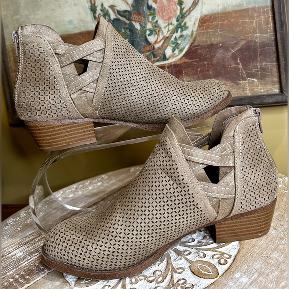 EUC Fergalicuus by Fergie “Erikka” Ankle Bootie in Excellent Condition. Size 7 - Picture 6 of 14